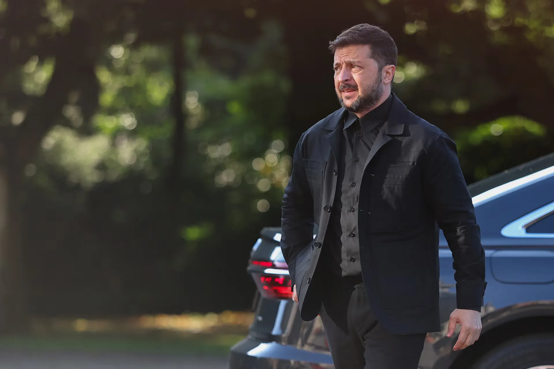 Президент України Володимир Зеленський прибуває на вечерю для глав держав та урядів НАТО, яку влаштували король Нідерландів Віллем-Олександр та королева Нідерландів Максима, на полях саміту НАТО, у палаці Хейс тен Бош у Гаазі, Нідерланди, 24 червня 2025 р